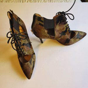 NEW Banana Republic Camouflage Ponyhair Shooties Size 7M